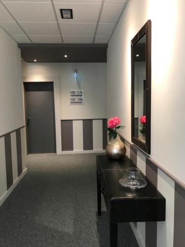 Una televisión o centro de entretenimiento en NovaHotel