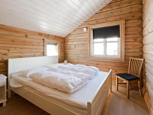 1 dormitorio con 1 cama en una habitación de madera en Stranda Fjellgrend en Stranda