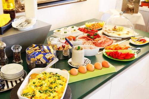 ein Buffet mit viel Essen auf dem Tisch in der Unterkunft Hotel Kleiner König in Schwangau