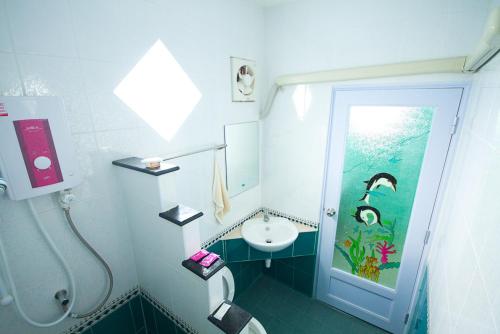 een kleine badkamer met een wastafel en een toilet bij HappyLove1 in Ko Larn
