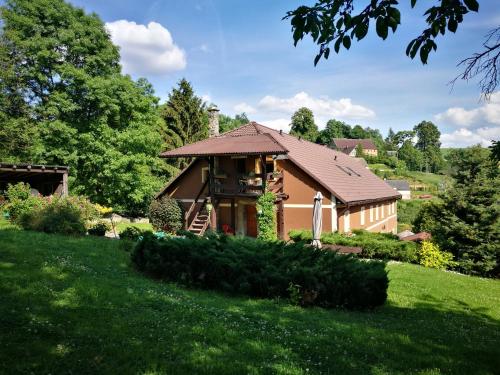 una casa in un giardino con prato verde di Agroturystyka Ulima a Dziwiszów
