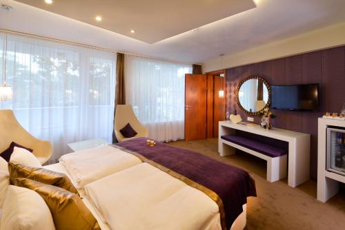 Residence Hotel Balaton tesisinde bir odada yatak veya yataklar