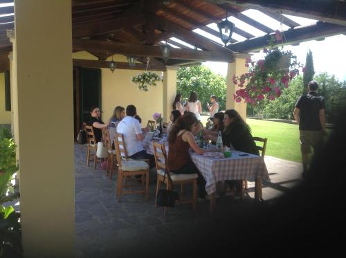 un groupe de personnes assises à une table dans un restaurant dans l'établissement Oasi Del Verde, à Soriano nel Cimino