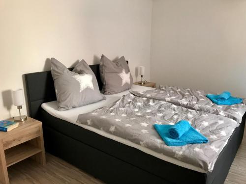 Ein Bett oder Betten in einem Zimmer der Unterkunft Villa Kerzenheimer Tor