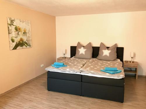 1 dormitorio con 1 cama grande con almohadas azules en Villa Kerzenheimer Tor, en Göllheim