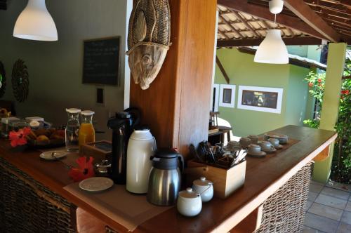 a counter in a kitchen with a counter top at Recanto da Mata Pipa in Pipa