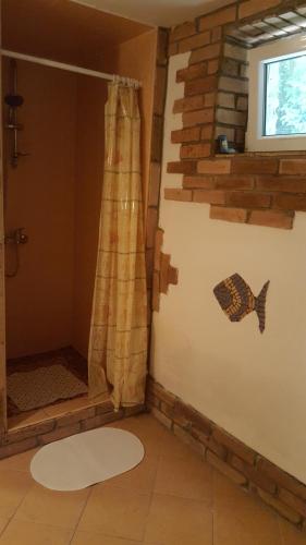 Een badkamer bij Bánki Tó Vendégház