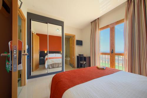 Katil atau katil-katil dalam bilik di Hotel La Mirada