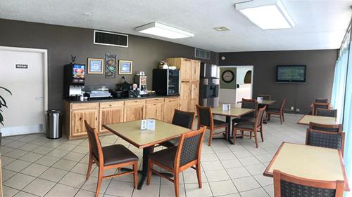 a dining room with tables and chairs in a restaurant at Wingfield Inn in Mayfield
