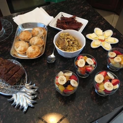 un tavolo ricoperto di ciotole di cibo e dolci di L&N Bed and Breakfast Ltd a Henderson