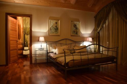 una camera da letto con un letto con due lampade sopra di Chalet Caprea a Bad Kleinkirchheim