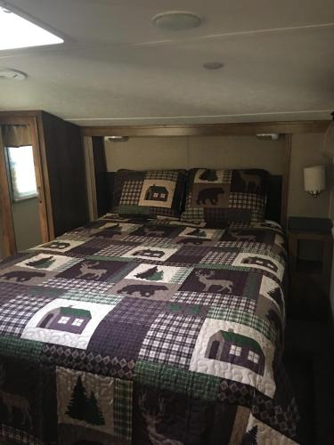 Кровать или кровати в номере Lake View Lodge