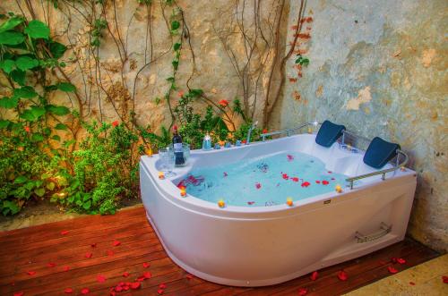 een ligbad gevuld met blauw water op een terras bij Casa Pizarro Hotel Boutique in Cartagena