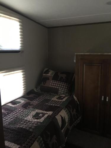 Кровать или кровати в номере Lake View Lodge