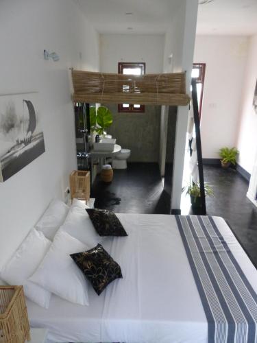 Postel nebo postele na pokoji v ubytování Lake House Hikka