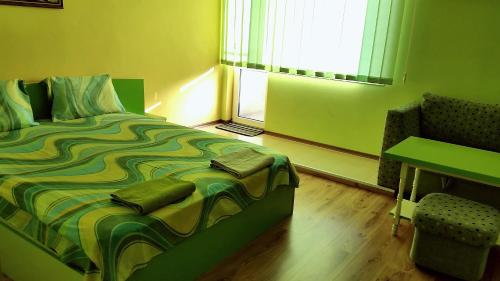 1 dormitorio con 1 cama, 1 mesa y 1 silla en Yonkin Guest Rooms, en Varshets