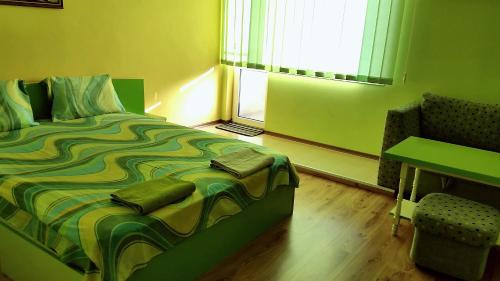 une chambre avec un lit, une table et une chaise dans l'établissement Къща за гости Йонкин Вършец, à Varshets