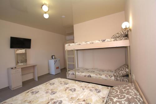 Двухъярусная кровать или двухъярусные кровати в номере Отель София