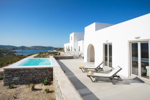 Bazén v ubytovaní Natura Villas Paros alebo v jeho blízkosti