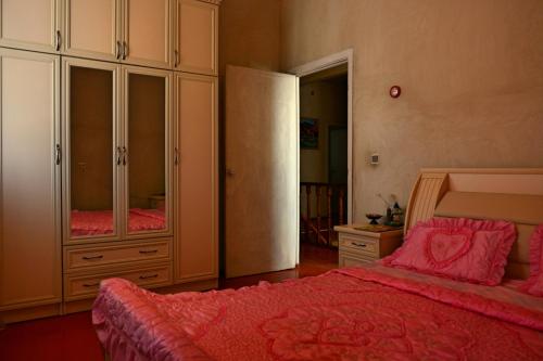 Postel nebo postele na pokoji v ubytování Shushan GUEST HOUSE