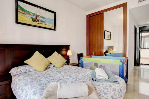 1 dormitorio con 1 cama grande y 2 toallas. en Apartamento Atenea centro con garaje gratuito, en Ronda