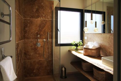 ein Bad mit einer Dusche und einem Waschbecken in der Unterkunft Les Loges En Provence "Le 1911" in Bédoin