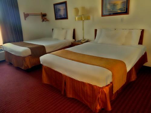 een hotelkamer met 2 bedden in een kamer bij Budget Host Caribou Inn in Hallock