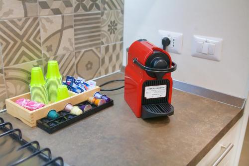 uma torradeira vermelha sentada em cima de um balcão em B&B Regina ELENA em Campobasso
