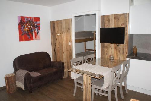 een woonkamer met een bank en een tafel bij Champalo in Chamonix-Mont-Blanc