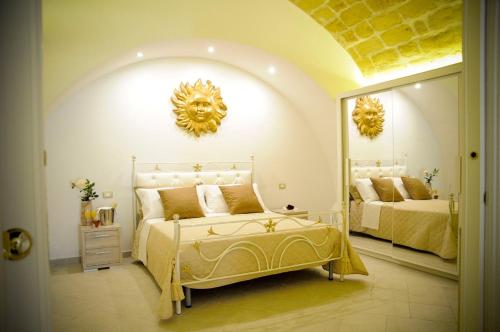 カノーザ・ディ・プーリアにあるAnfiteatro Vlllのベッドルーム1室(金製の頭が壁に掛けられたベッド2台付)