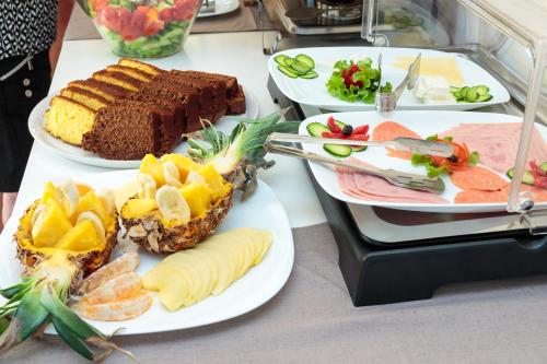 un tavolo con tre piatti di cibo sopra di Dimitra & Evdokia Hotel ad Agia Marina Nea Kydonias