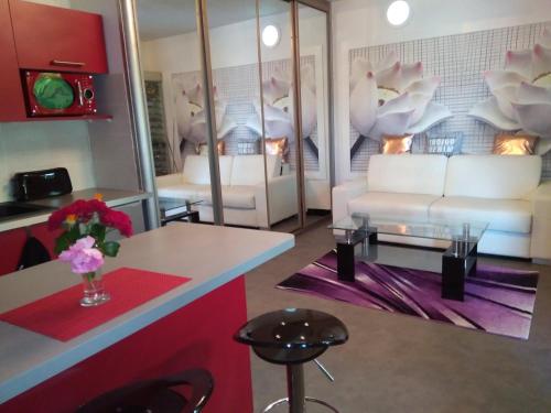 un salon avec un canapé et une table dans l'établissement Charmant Horizon, à La Turbie