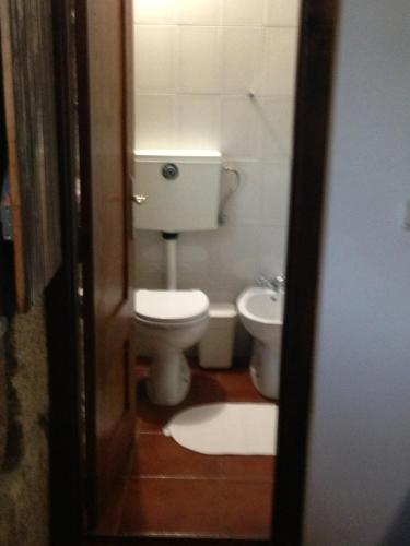 アマランテにあるHavan Houseのトイレと洗面台付きのバスルーム