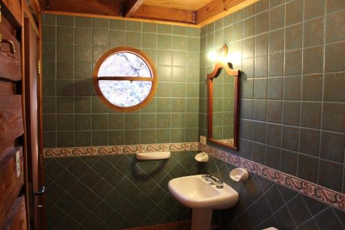 a bathroom with a sink and a mirror at Casa de Montaña - Apto familias y amigos in El Rodeo