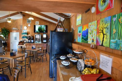 een restaurant met tafels en stoelen en een bar met eten bij Murphy's Resort in Estes Park