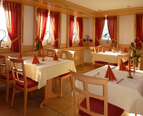 En restaurant eller et spisested på Hotel & Restaurant Sonne