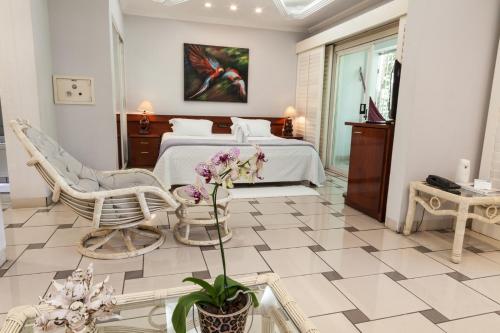 a bedroom with a bed and a table and chairs at Hotel Parque Das Primaveras in Caldas Novas