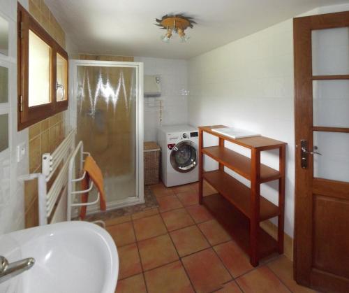 a bathroom with a sink and a washing machine at Chalet Les Cols - Chambres avec terrasse & jardin - proche de la nouvelle gare in Saint-Jean-de-Maurienne