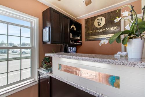 a kitchen with a counter and a window at Eureka Town House Motel - Historic Old Town in Eureka