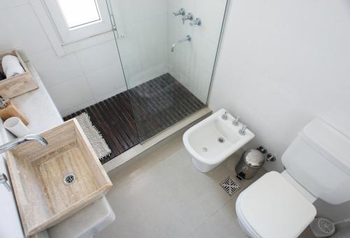 Un baño con ducha, inodoro y lavabo. en 457 Gascon, en Mar del Plata