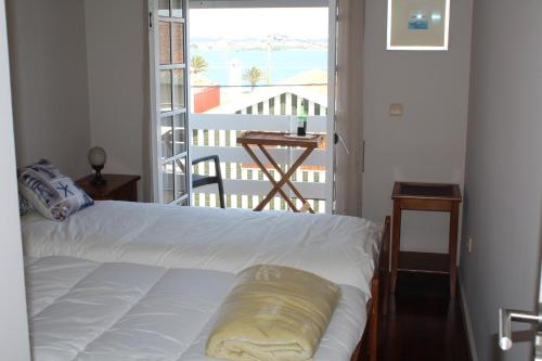 コスタ・ノヴァにあるBelle View Apartmentのベッドルーム1室(ベッド1台付)が備わります。バルコニーの景色を望めます。