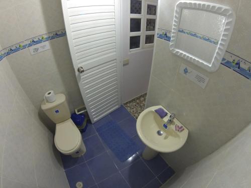 Phòng tắm tại Apartamentos Turisticos Caribbean Sky