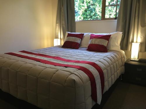 Postel nebo postele na pokoji v ubytování Colonial Lodge Motel