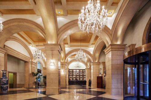 Hall o reception di Beijing Hotel NUO Forbidden City