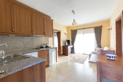 Η κουζίνα ή μικρή κουζίνα στο Ipek Garden Palace Residence