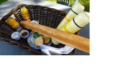 Village de Yourtes في Beaussais sur Mer: سلة تحتوي على مضرب بيسبول وأشياء أخرى