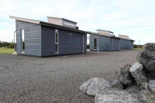 a row of modular homes in a parking lot at Tangsø Hytteby in Bækmarksbro