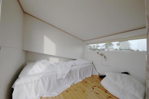 En eller flere senge i et værelse på Tangsø Hytteby