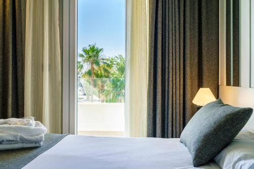 Кровать или кровати в номере Costa del Sol Torremolinos Hotel