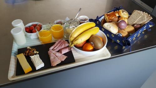 - un plateau de produits pour le petit-déjeuner et de boissons sur une table dans l'établissement PepinSphair, à Pepinster